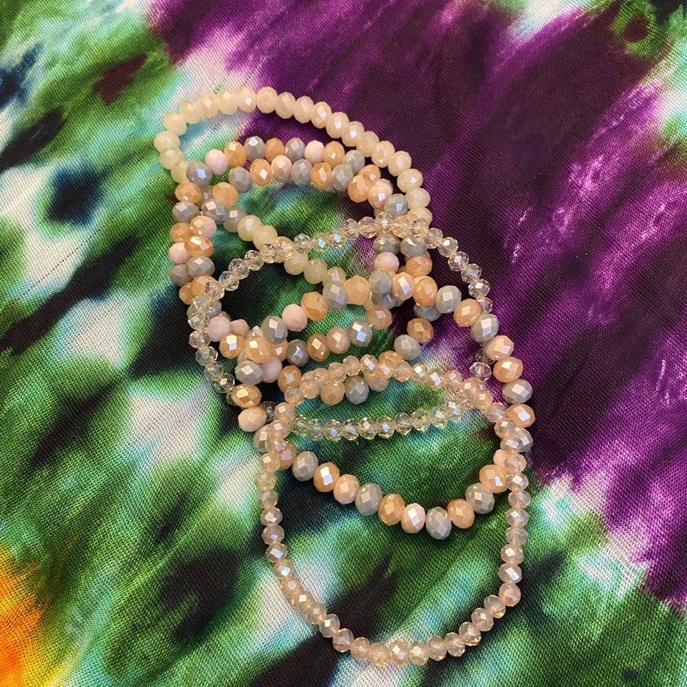 Pearlescent stretch bracelets 🤍💕🤍